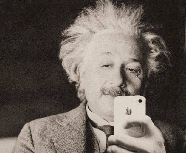 Einstein tomándose una selfie