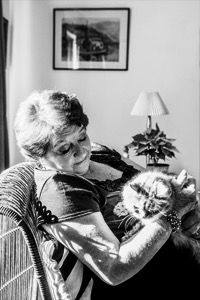 Mujer mayor con un gato en brazos