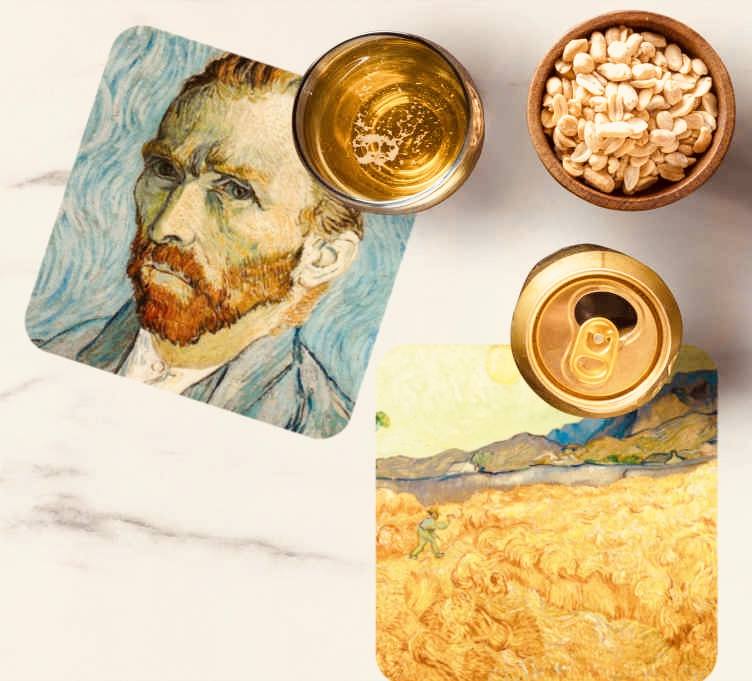 Posavasos con autorretratos de Van Gogh junto a una bebida y un pocillo de frutos secos