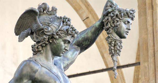 Estatua de bronce de Perseo sosteniendo la cabeza de Medusa