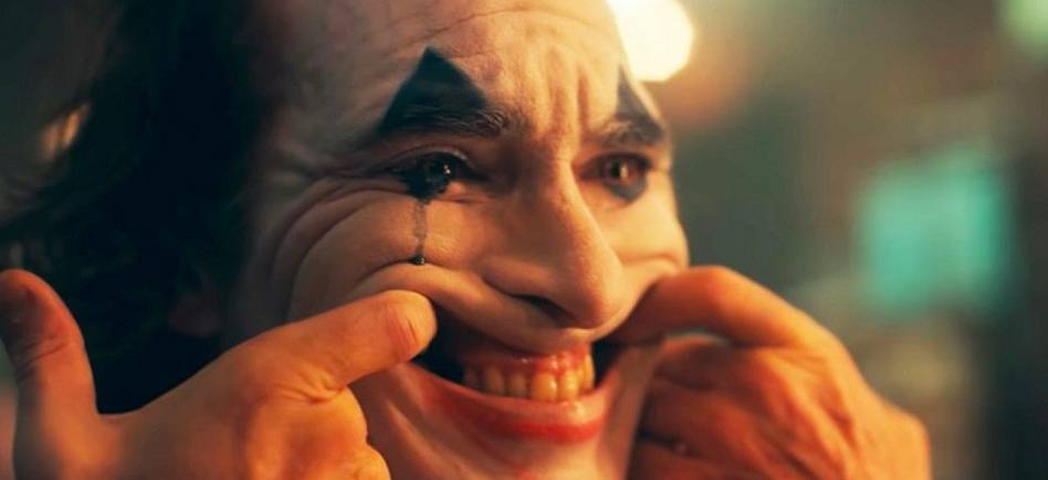 Primer plano del Joker sonriendo con maquillaje