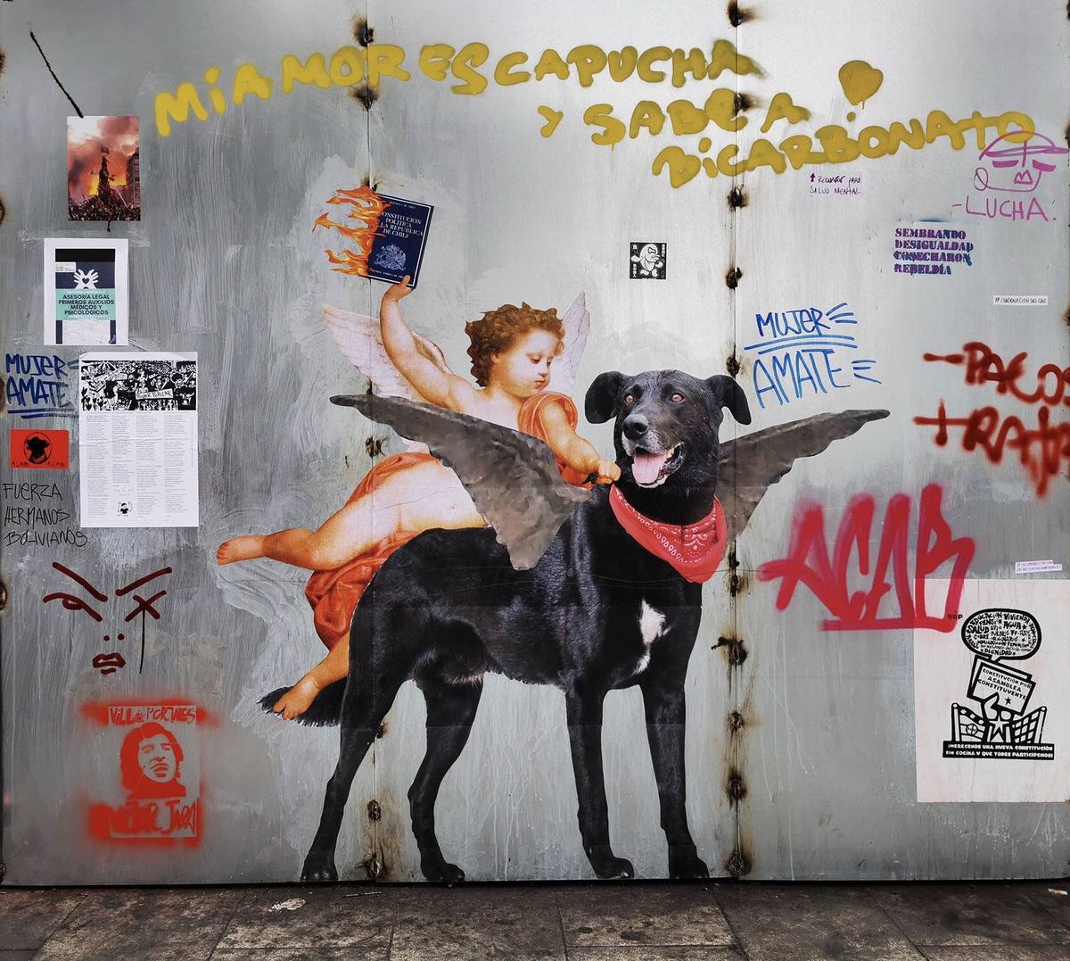Mural callejero con un ángel renacentista montado en un perro alado