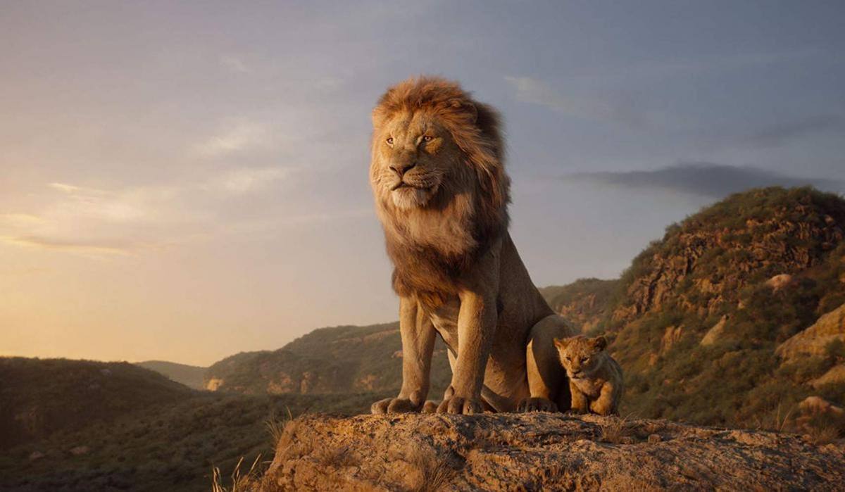 Mufasa y Simba sobre una roca al atardecer