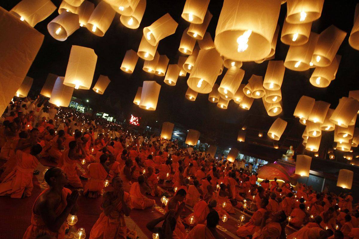 Linternas de fuego en un festival en Tailandia