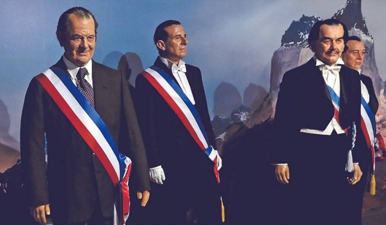 Figuras de cera de presidentes chilenos con bandas presidenciales